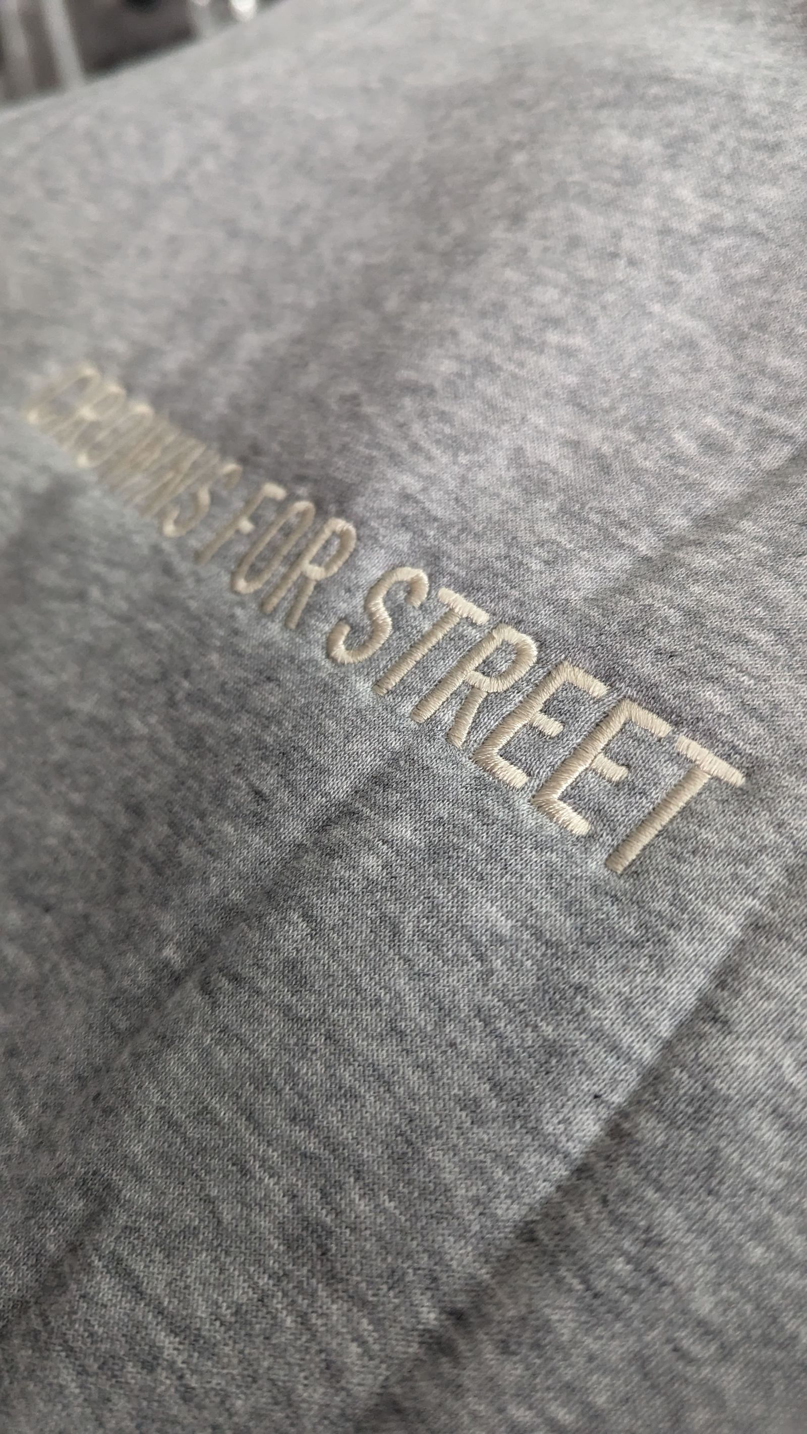 Stickerei Detailansicht – Stoff³ Kassel Tajima TMEZ