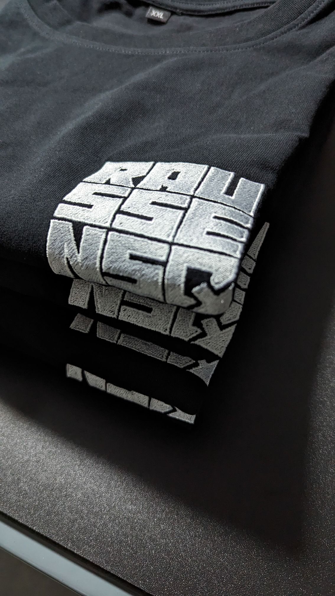 Bestickte Firmenkleidung – Stoff³ Kassel Tajima TMEZ Stickmaschine